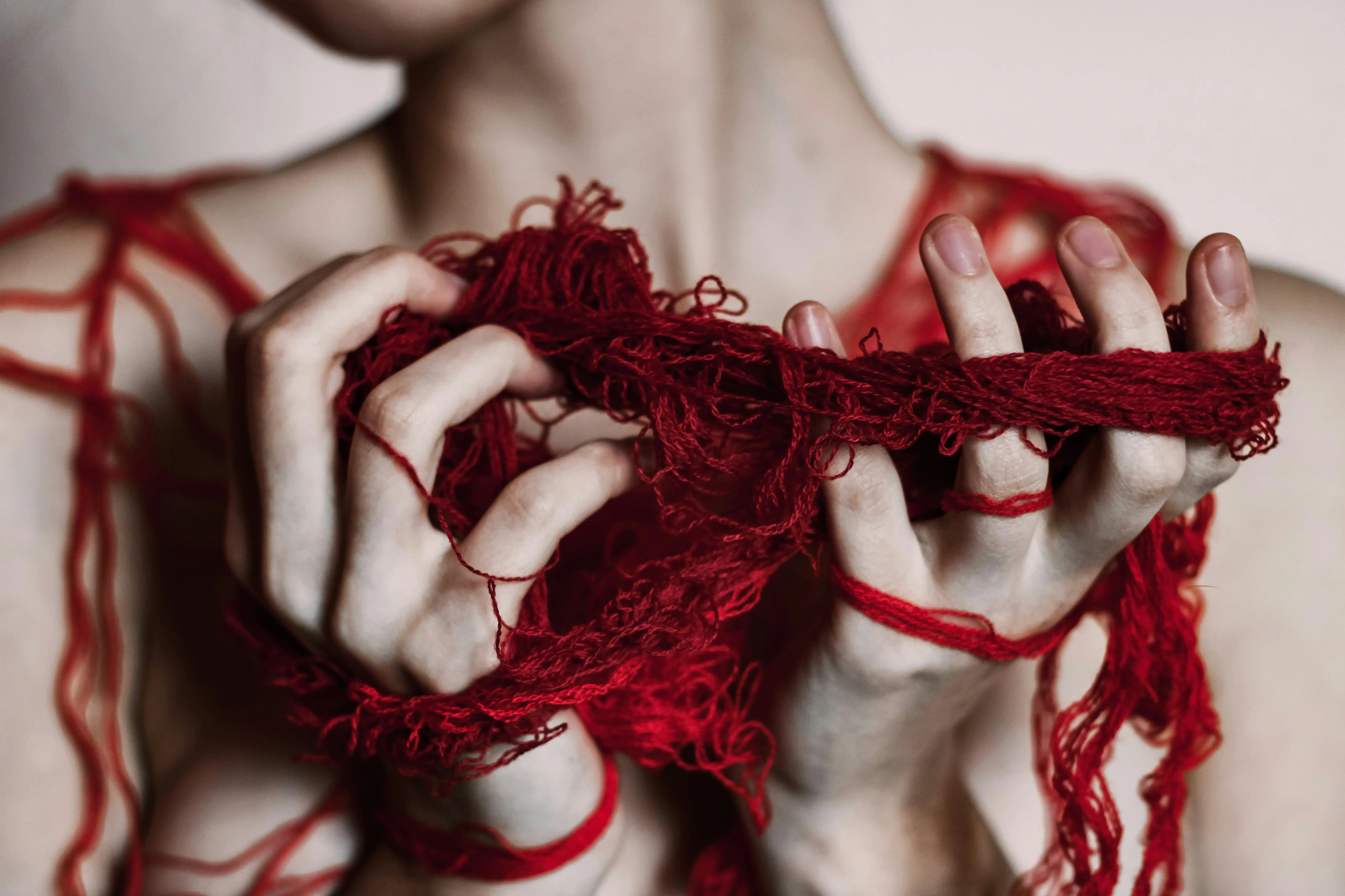 Giornata Internazionale contro la violenza sulle donne: Un filo di storie spezzate