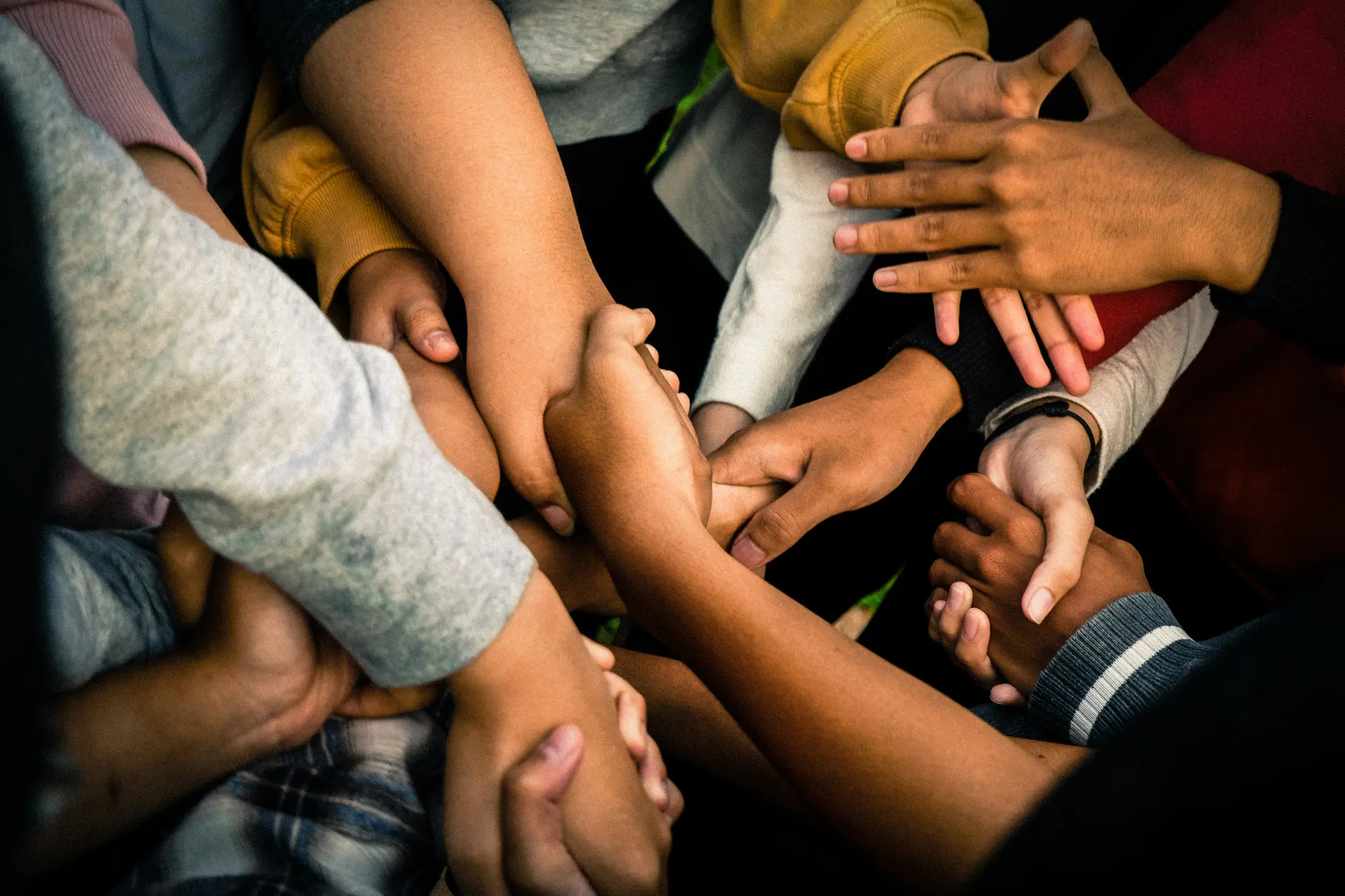 Scrittura creativa e colori naturali, due laboratori per i giovani e la comunità